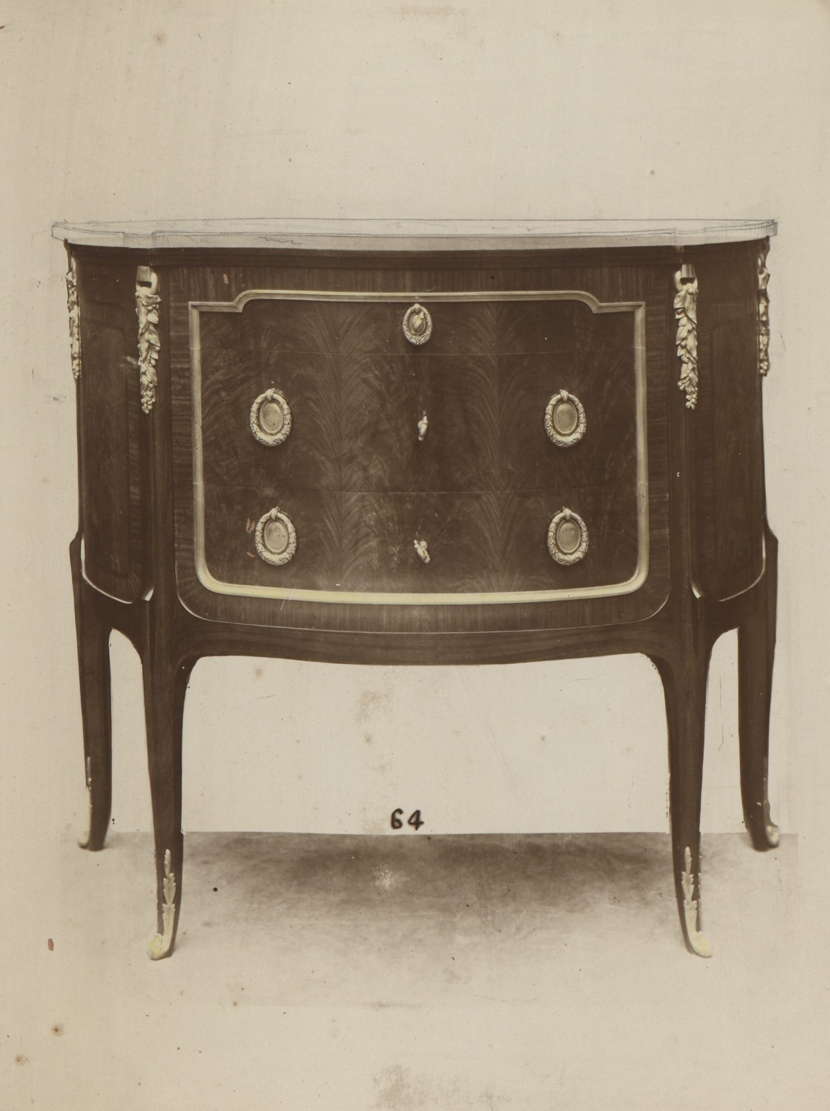 Photos of a half-moon chest of drawers for Madame Baverez © Archives RINCK