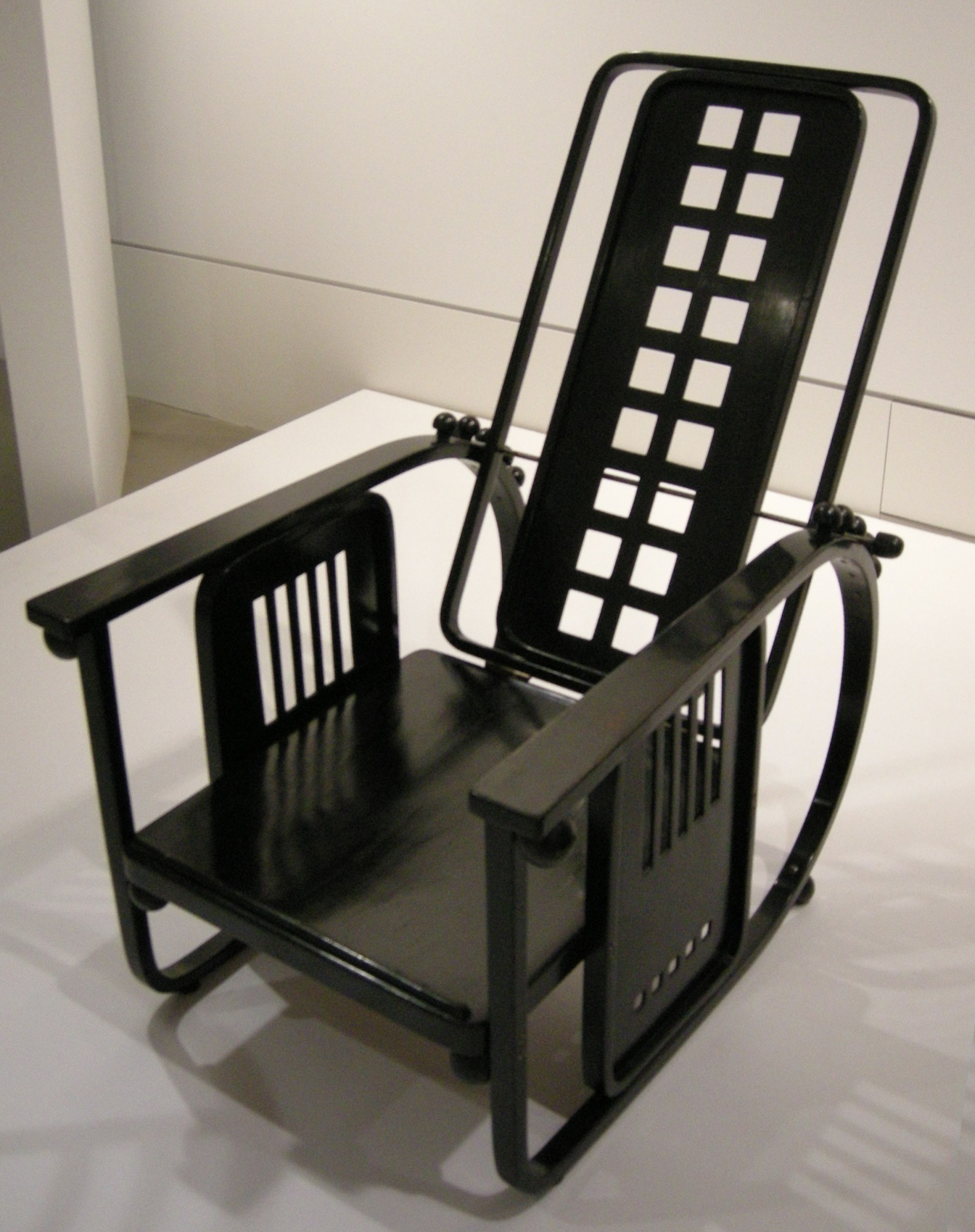 Sitzmachine adjustable-back chair, design Josef Hoffmann - National Gallery of Victoria © Creative Commons/ Sailko
