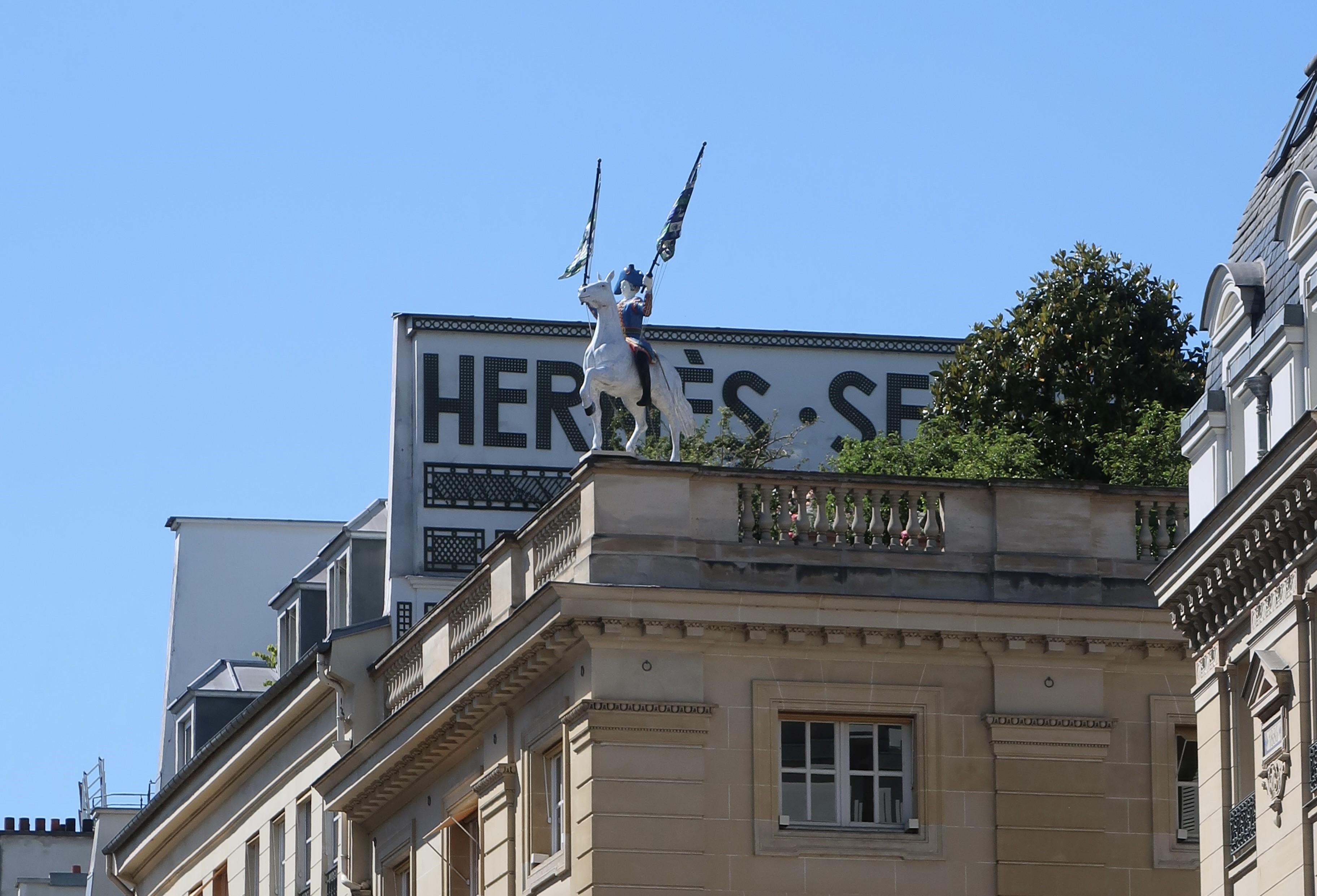 Top of the building housing the Hermès boutique, 24 Rue du Faubourg-Saint-Honoré © Creative Commons/Polymagou
