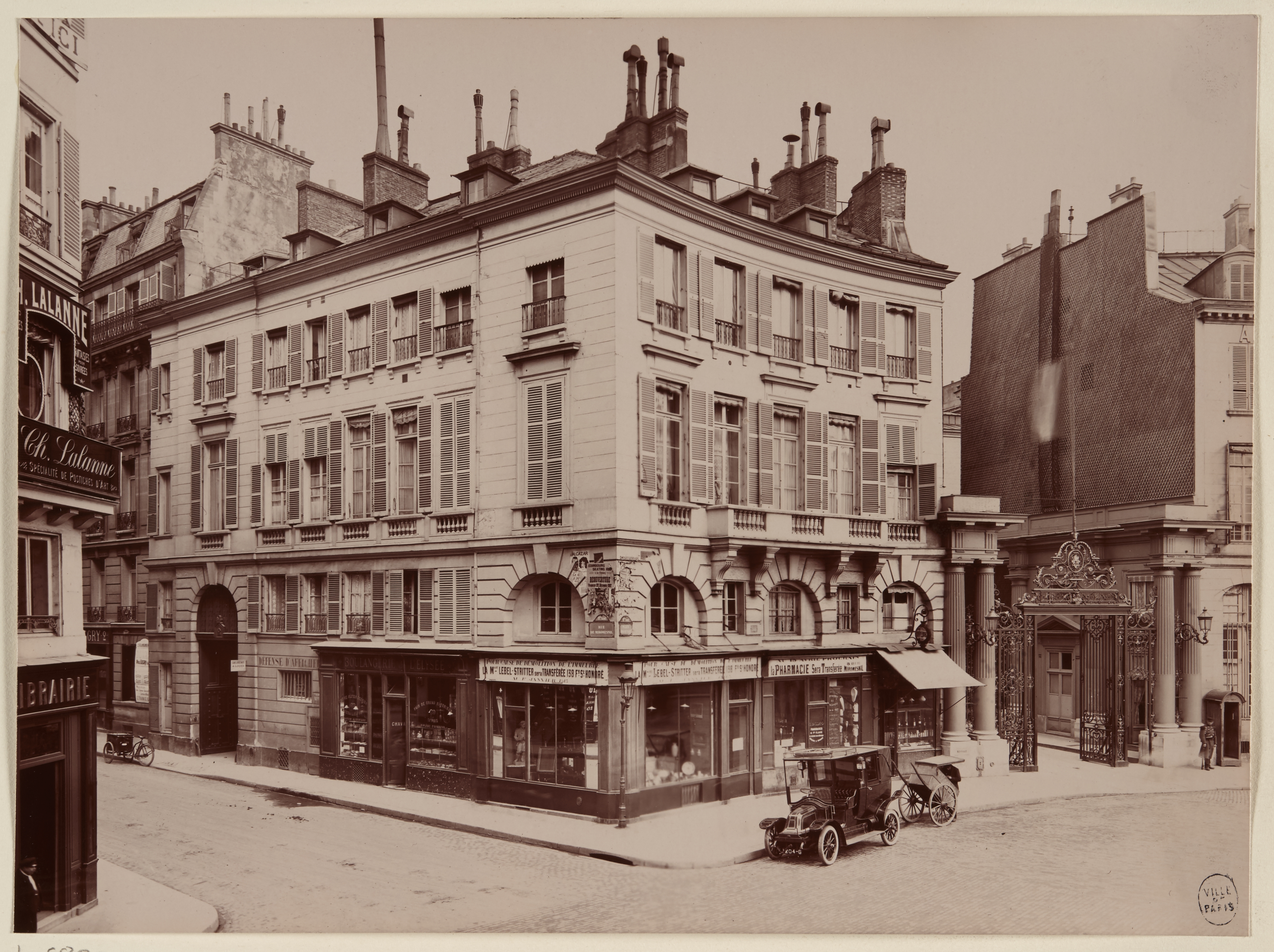 Corner of Rue Miromesnil and Place Beauvau, featuring the gate of the Hôtel de Beauvau, currently the Ministry of the Interior, 1913 © Creative Commons Zero/Paris Musées-Musée Carnavalet-Histoire de Paris