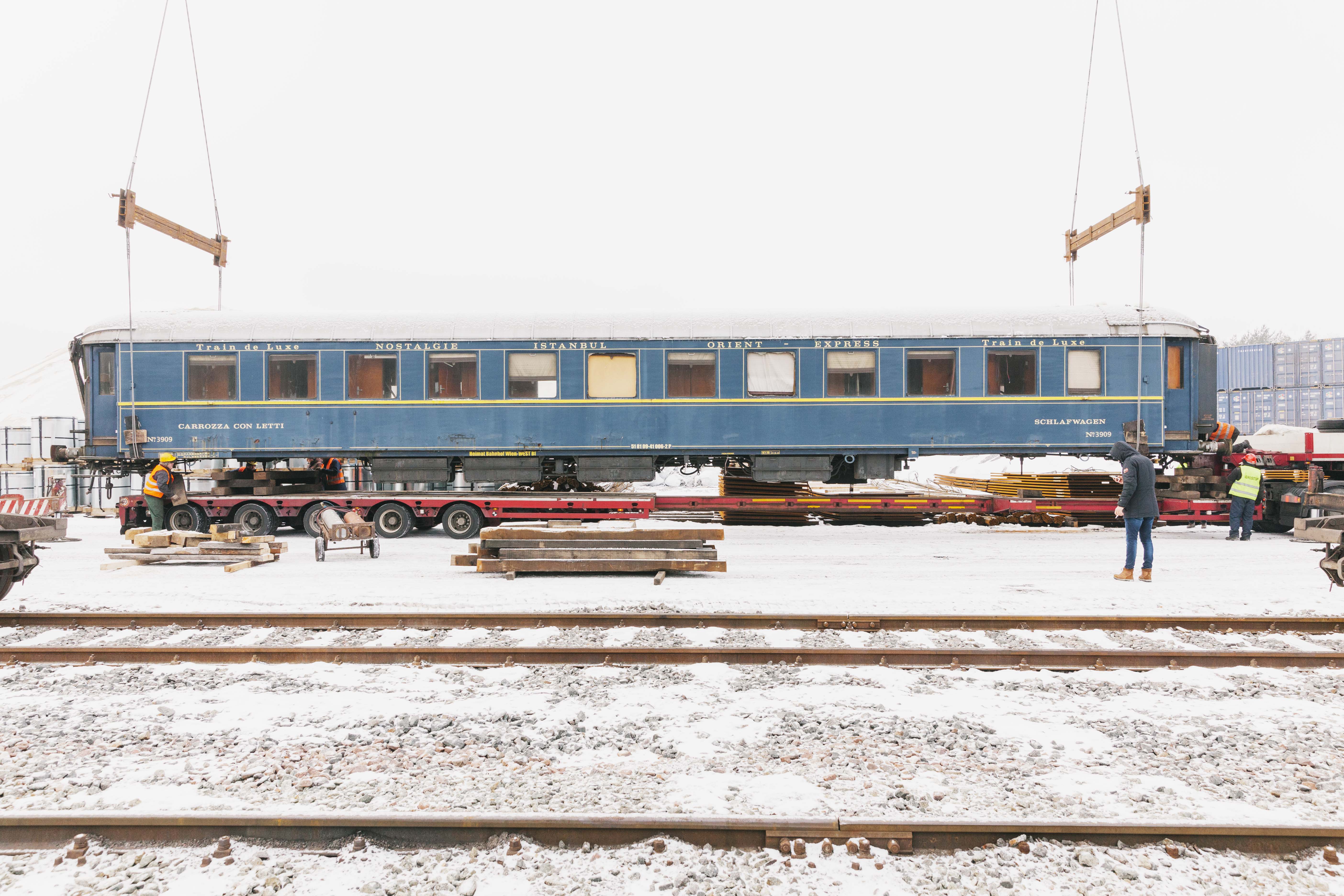 L’un des wagons mythiques de l’Orient Express, photographié lors de son transfert avant restauration — une étape clé vers la renaissance du train légendaire imaginée par Maxime d’Angeac pour le groupe Accor. © Xavier Antoinet
