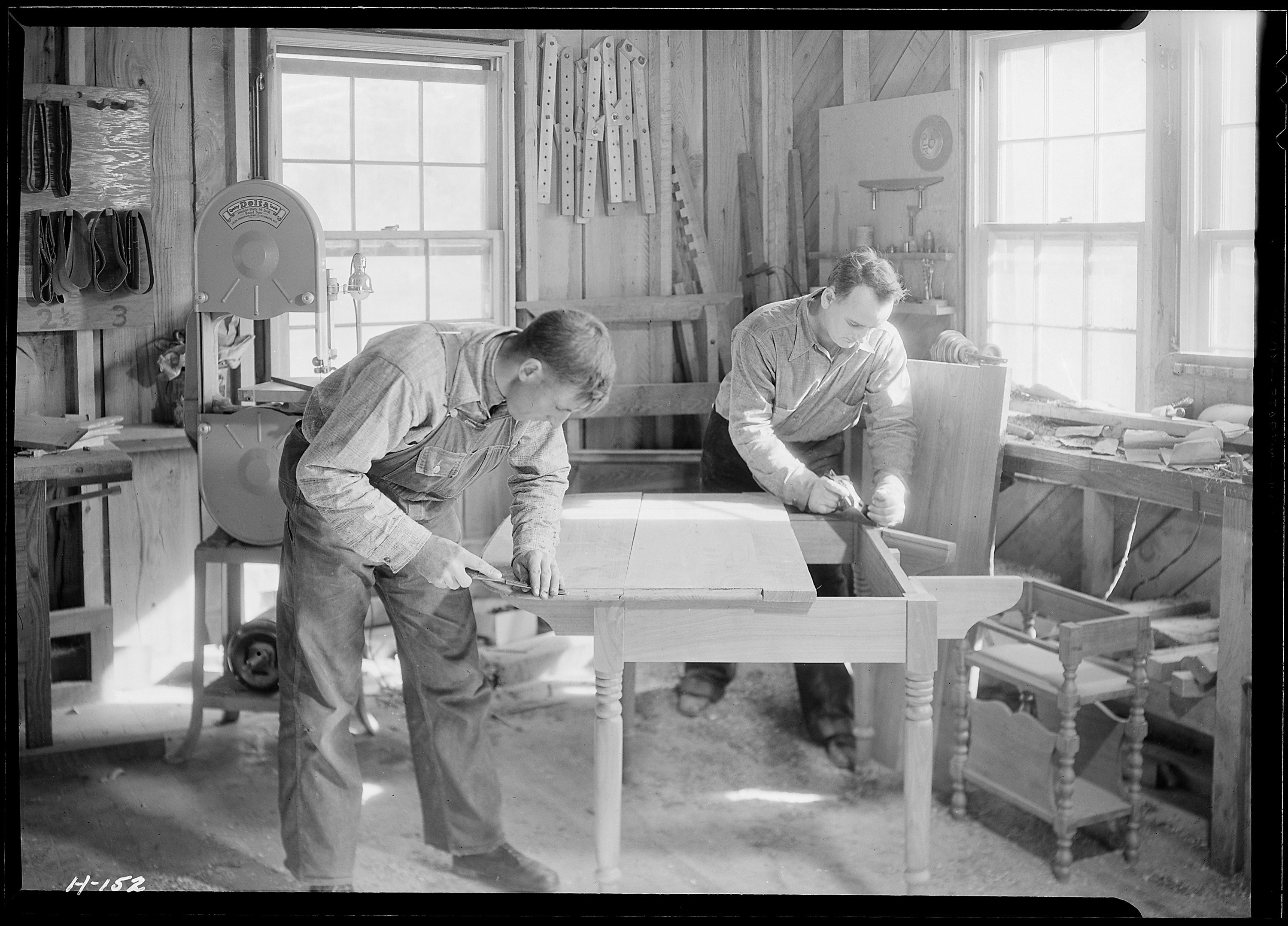 Shop of the Woodcrafters and Carvers, Gatlinburg, Tennessee (…) © US National Archives and records Administration/Lewis Line/CC