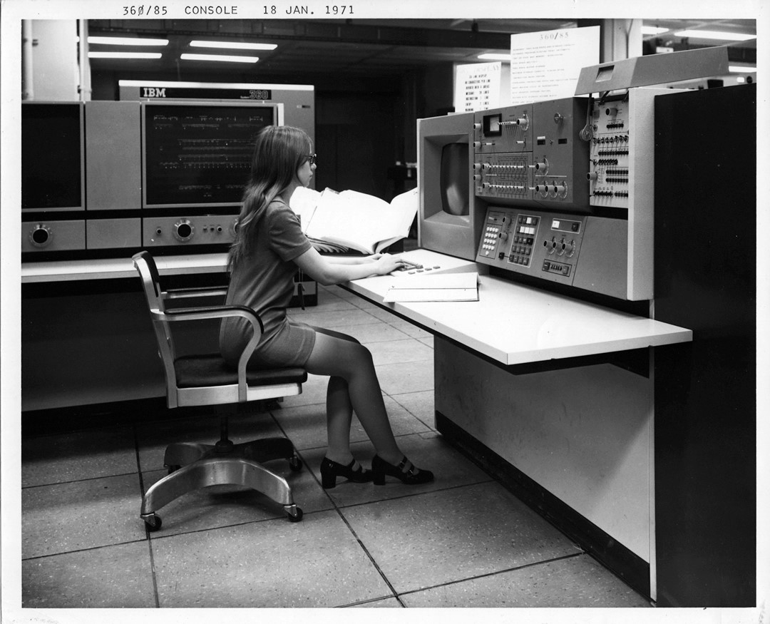 IBM 360/85 console of the NSA, 1971 © Public Domain / Creative Commons