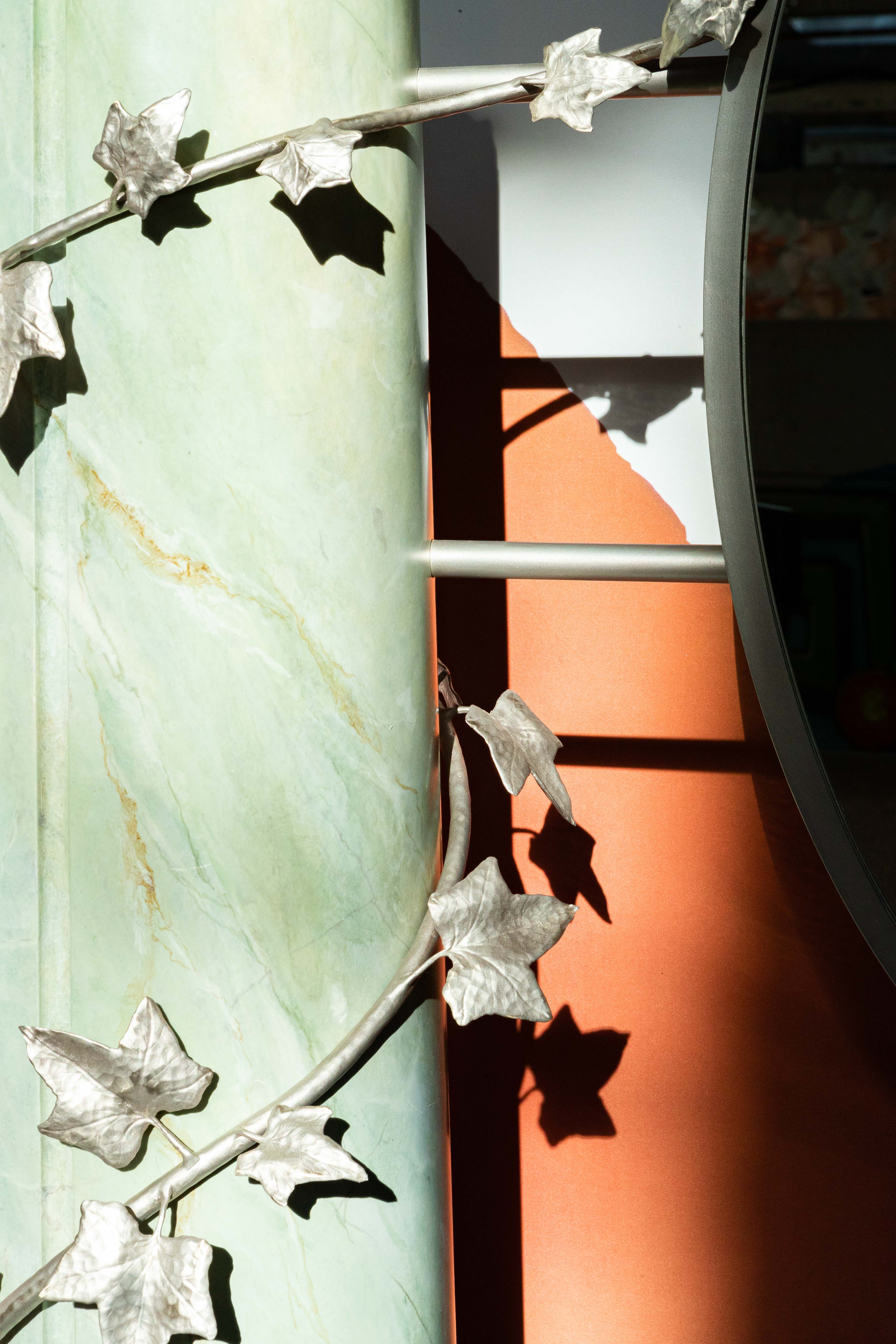 Decorative marble-effect painting on the console from the Passage Collection – 2023 © Gaspard Hermach/RINCK