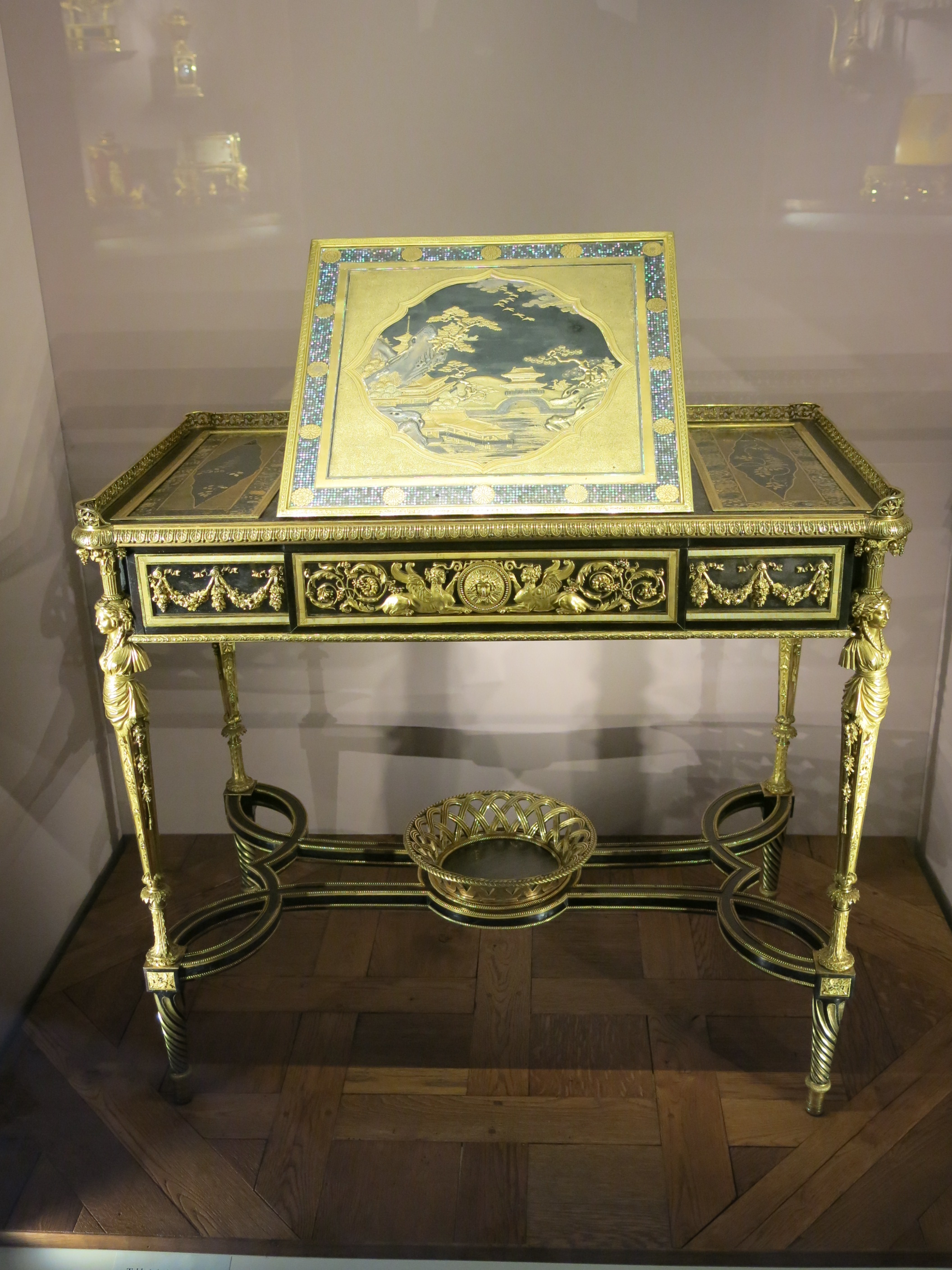 Adam Weisweiler, Writing table with lectern, Japanese Lacquer, 1784, Louvre Museum © Tangopaso / Public domain - Creative Commons