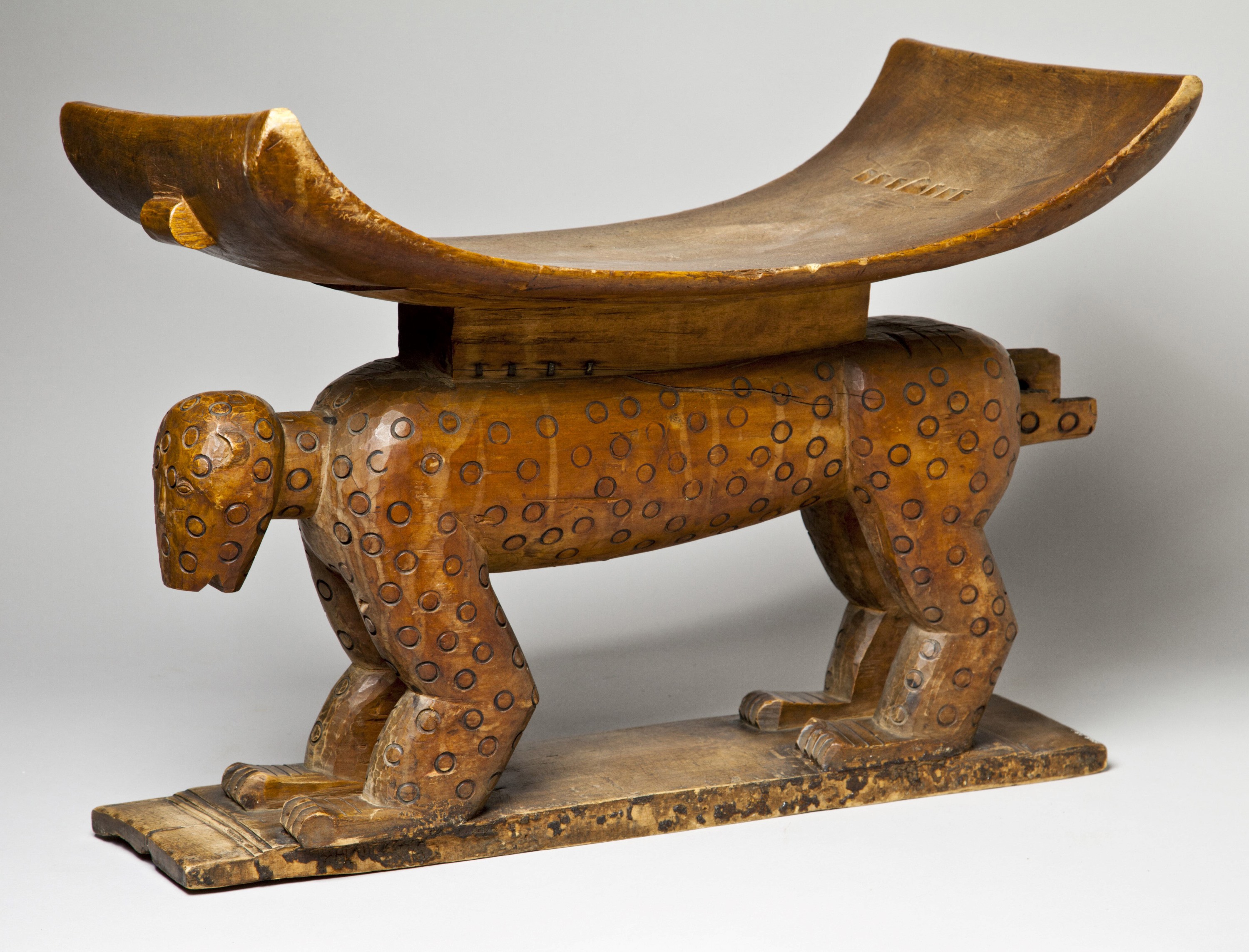 Stool from Benin in the shape of a leopard © Ronny L (SMVK) / CC