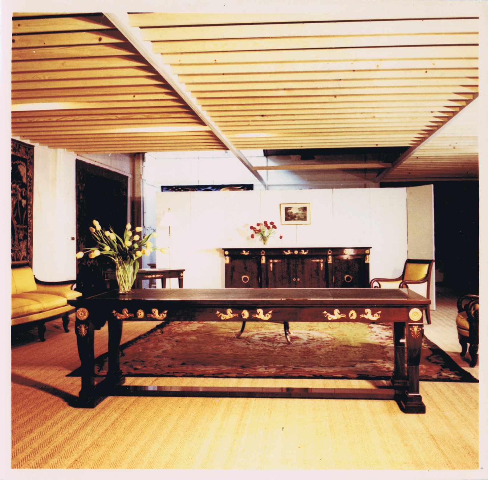 Desk, Leopold Senghor model, presented in the Rinck showroom in the 1960s © RINCK 