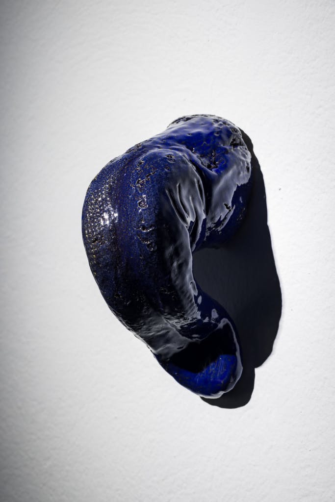 Salamanders, in compassion, run at a far more measured pace, 2022, ceramic and glaze, 14,5 x 5 x 10,5 cm 	