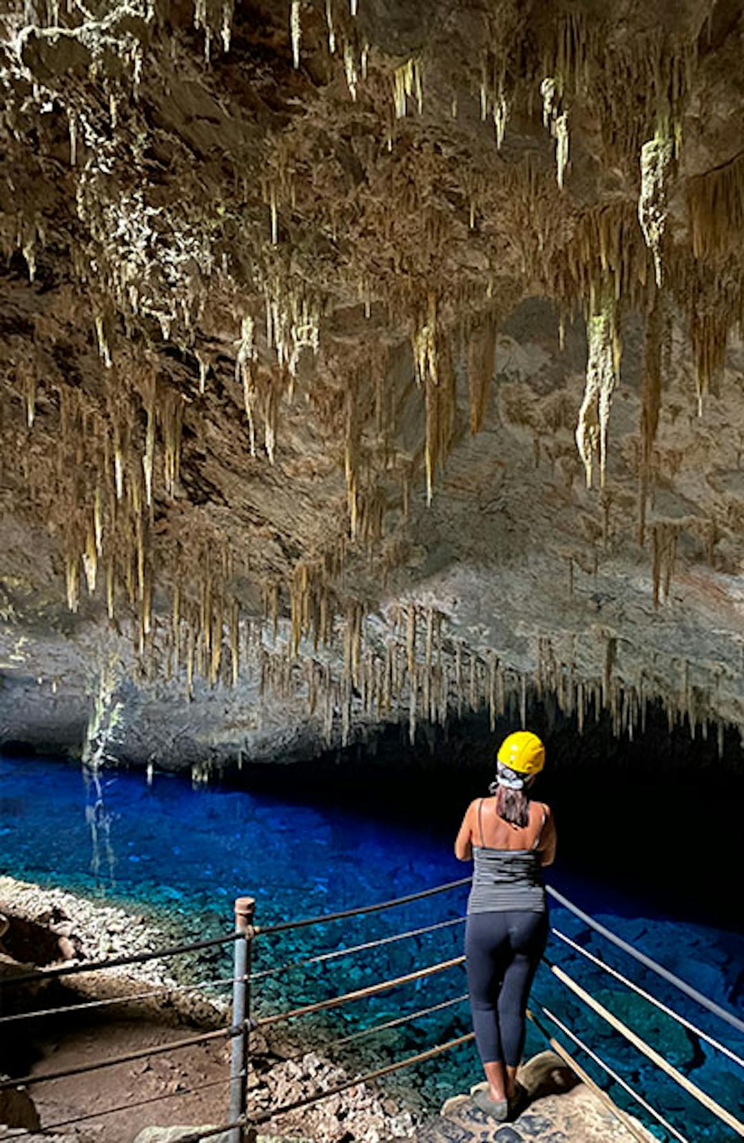 Interior de gruta com um lago de água cristalina e azul brilhante