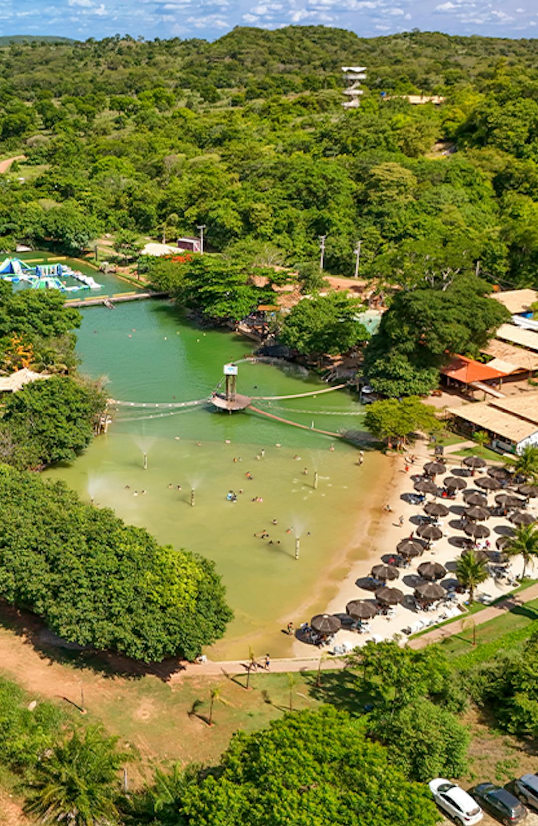 Balneário cercado por verde exuberante e rio de água cristalina