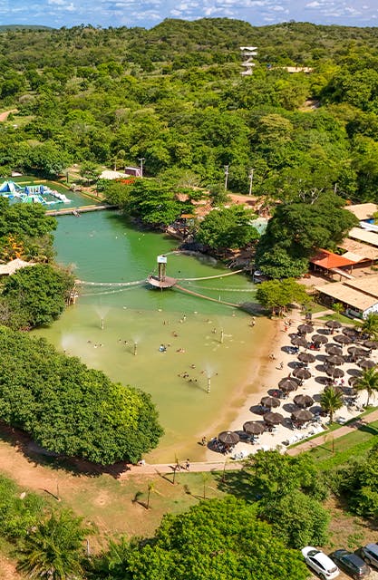 Balneário cercado por verde exuberante e rio de água cristalina