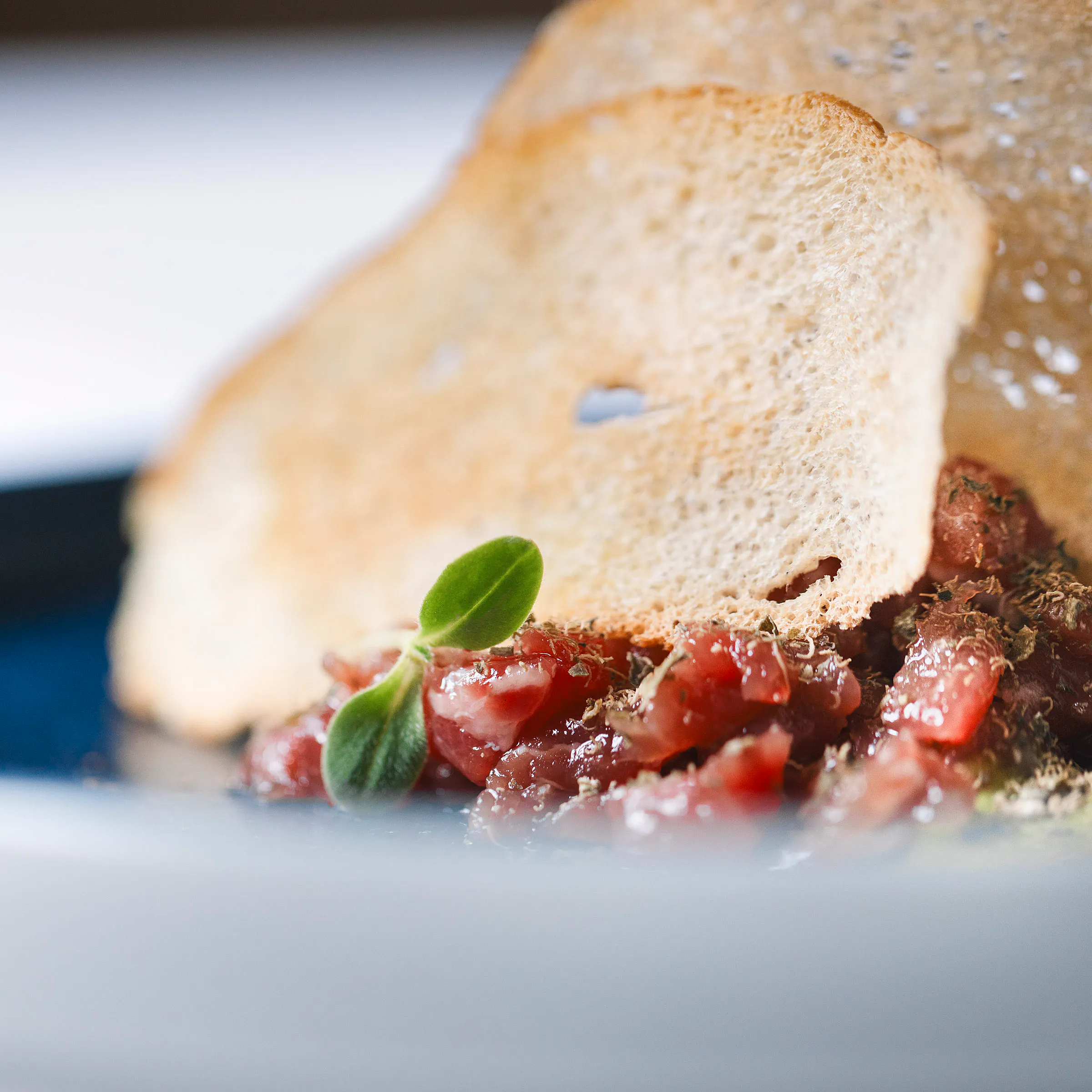 Tartare di manzo marinata con polvere di cappero, chips di pane e maionese al sedano