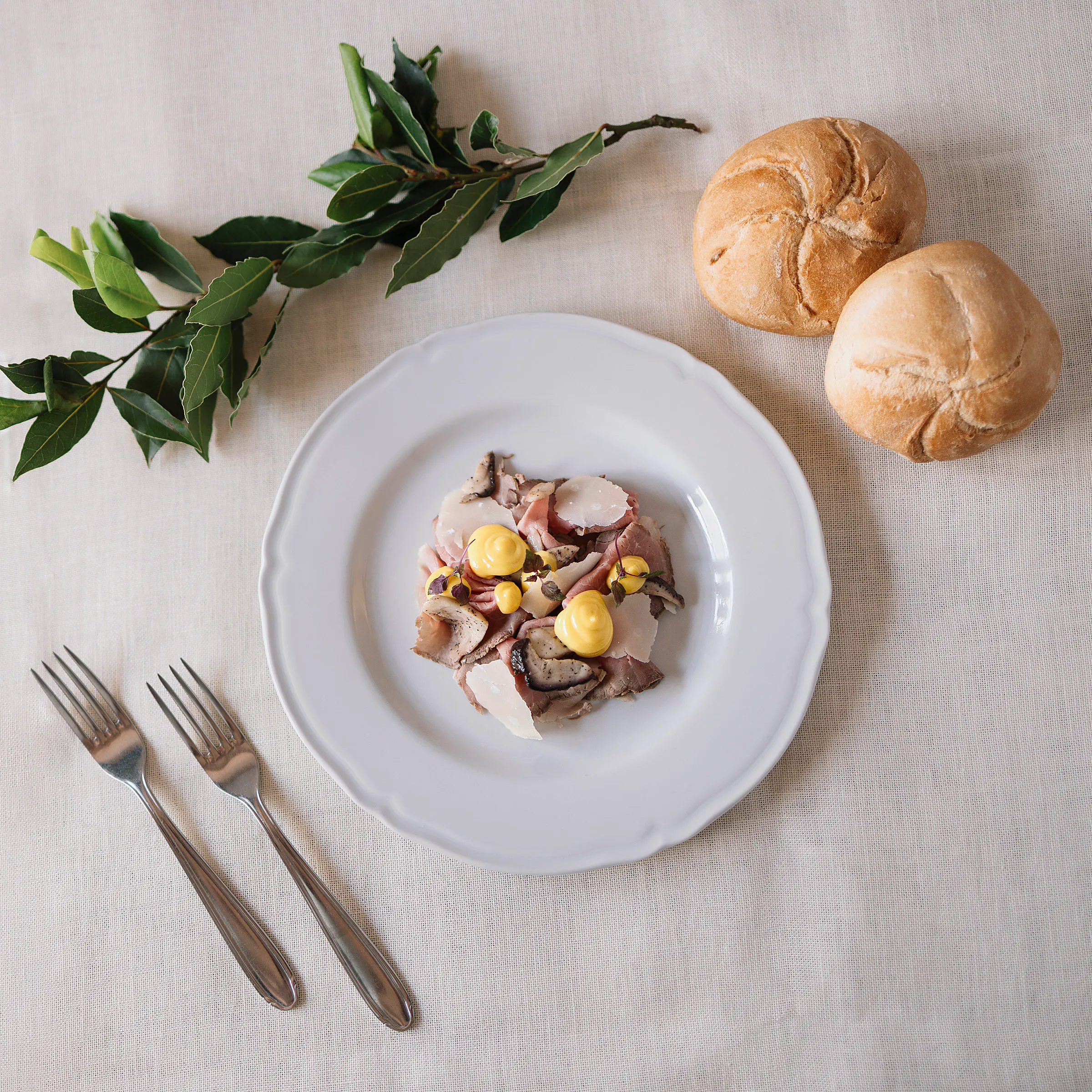 Carpaccio di roast beef con maionese all'alloro, porcini scottati e scaglie di grana