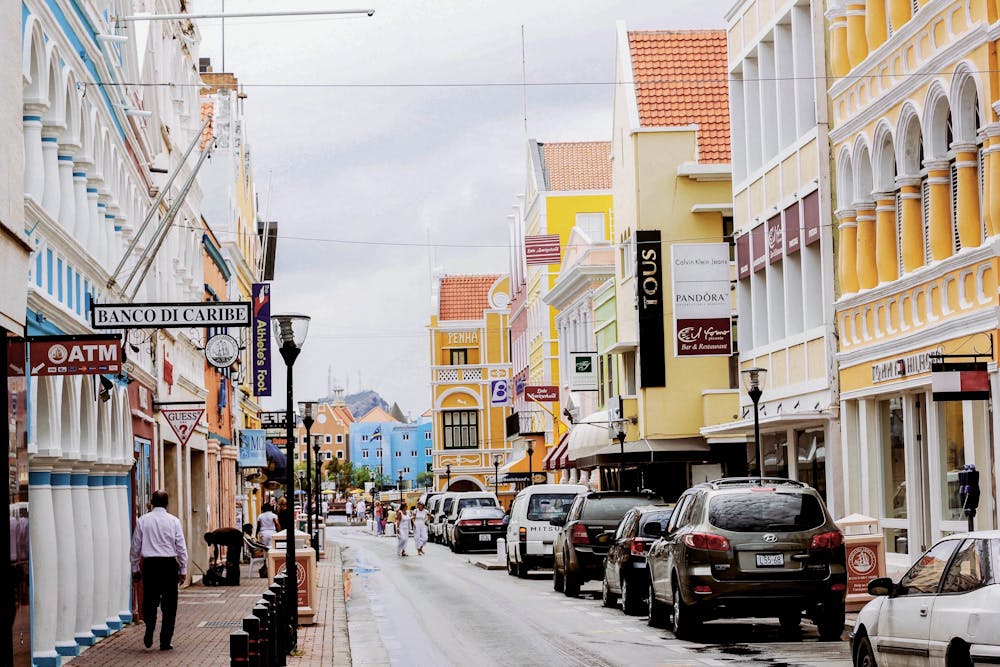 What age do you need to be to rent a car in Curaçao?