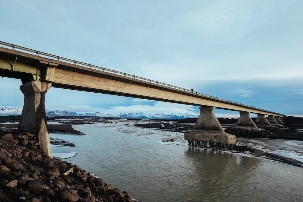 Tijdens een roadtrip door IJsland kom je bruggen en tunnels tegen
