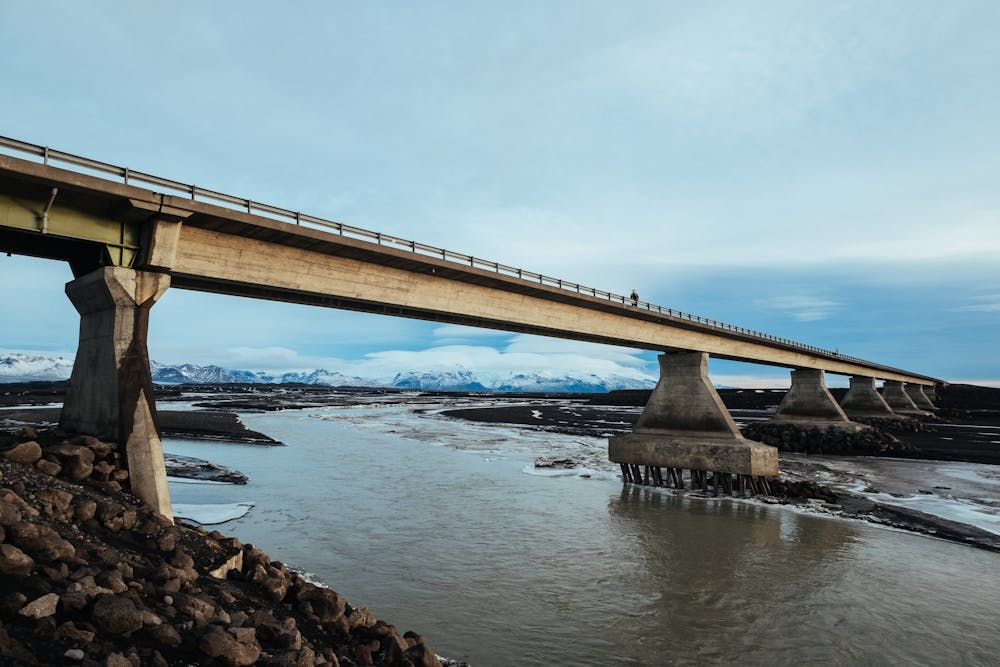 Bruggen in IJsland zijn vaak eenbaans Tijdens een roadtrip door IJsland kom je bruggen en tunnels tegen