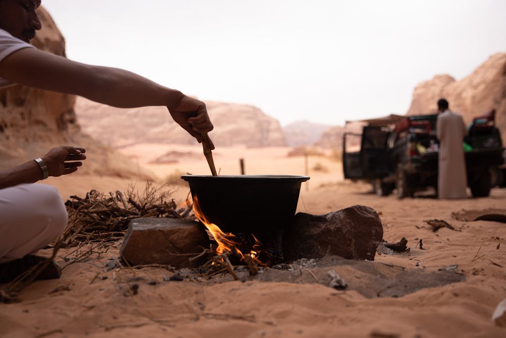 Avontuur met huurauto in Jordanië Na offroad bereiding van lokale maaltijd in Wadi Rum