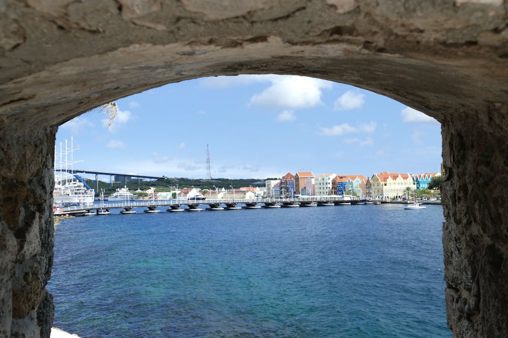 Waar een auto huren op Curaçao? Waar kan ik zonder creditcard een auto huren op Curaçao?