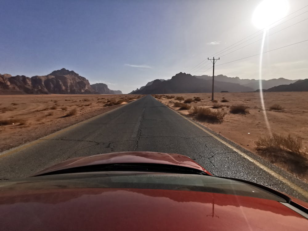 Met een huurauto rijd je in Jordanië over geasfalteerde wegen