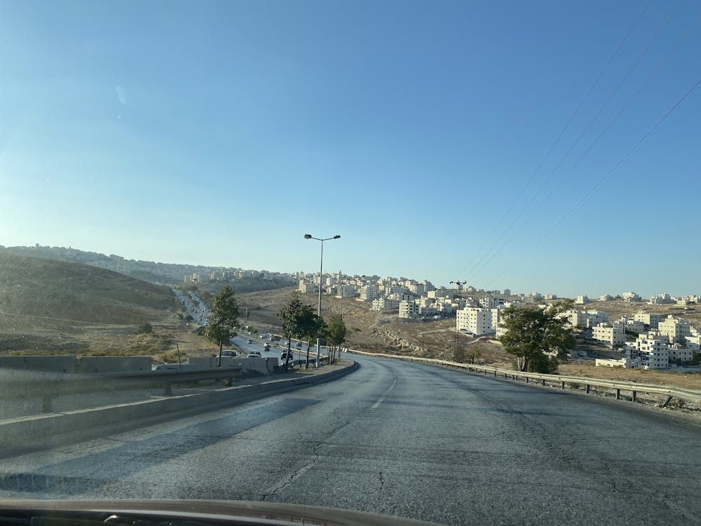 Snelweg in Jordanië Met verzekerde huurauto onderweg in Jordanië