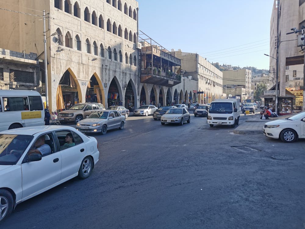Veilig rijden in Amman Jordanië Het verkeer in Amman ervaren met de huurauto
