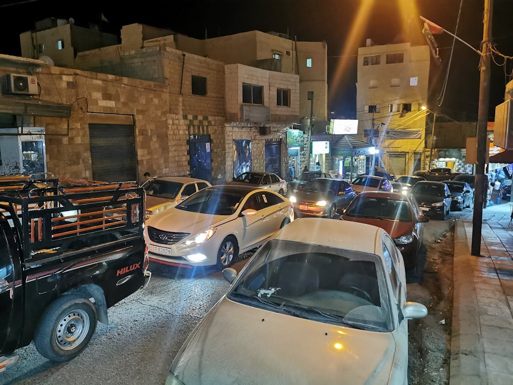 Druk verkeer in het donker in Jordanië Het is lastig rijden in het donker in Jordanië