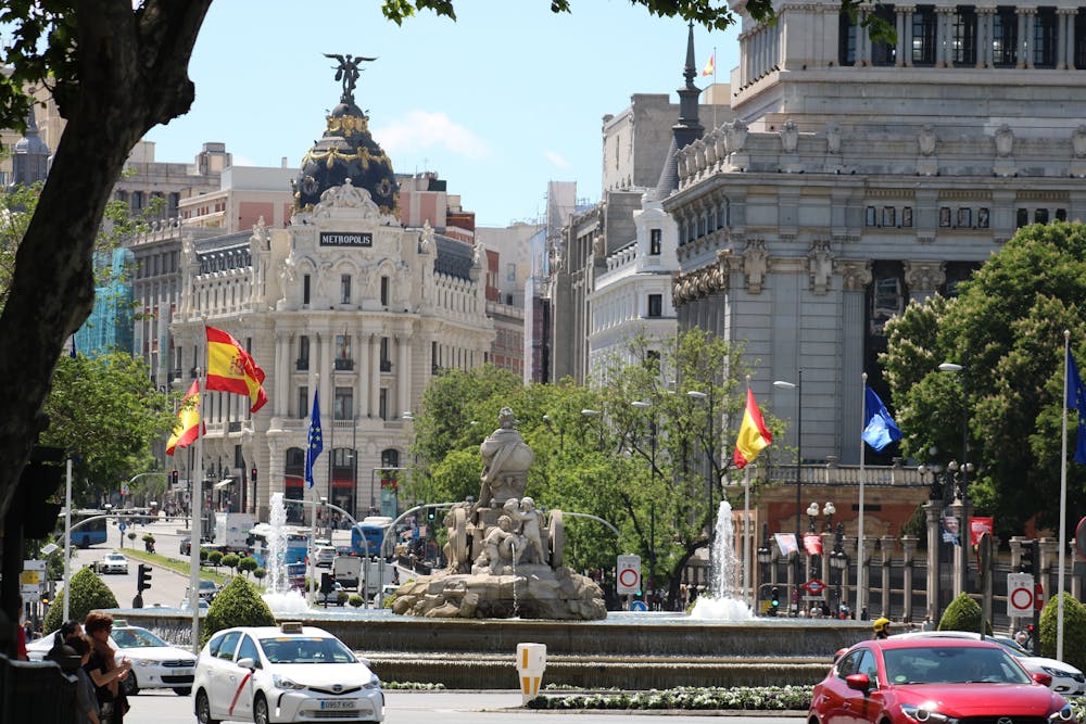 Car rental in Spain with tips for a city trip Busy streets during a city trip
