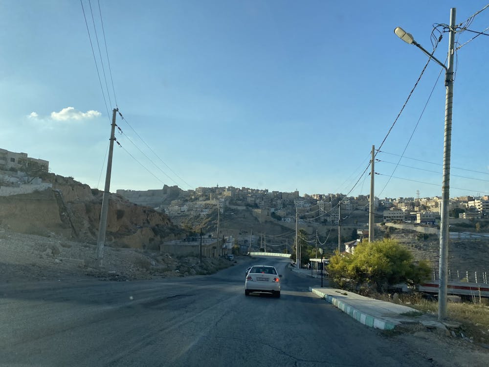 Wegen met drempels in Jordanië Goed voorbereid met je huurauto de weg op in Jordanië