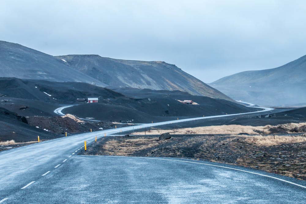Parkeren langs de weg in IJsland Parkeren langs de weg in IJsland is alleen toegestaan op de aangewezen plekken