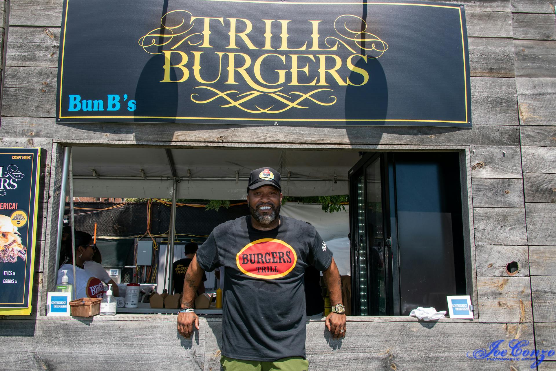 Bun B poses in front of the Trillburgers booth.