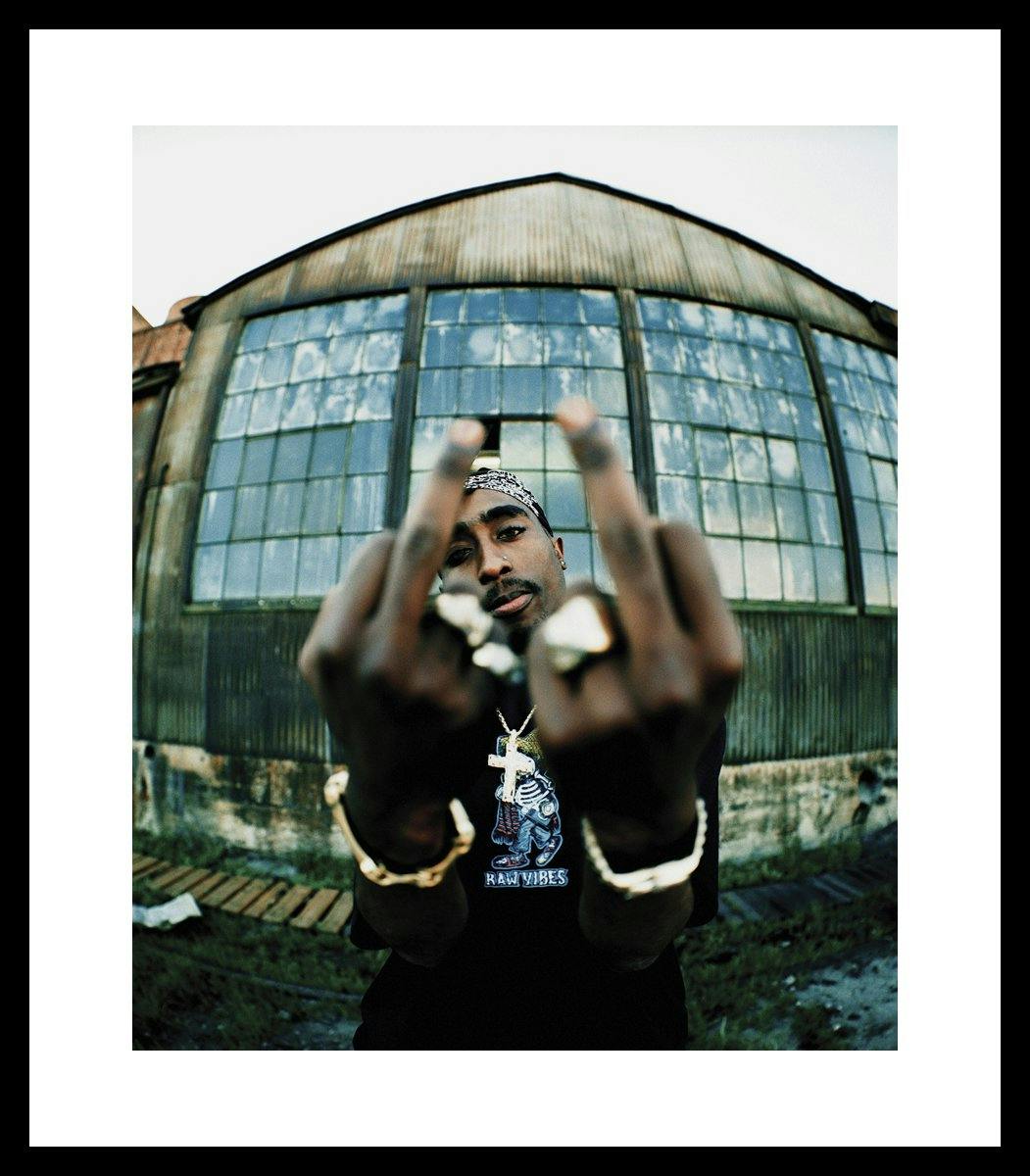 Tupac Fingers Up