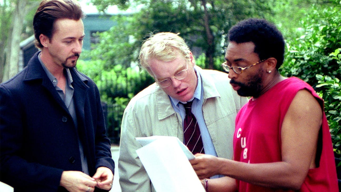 Actors (L-R) ED NORTON, PHILIP SEYMOUR HOFFMAN and director SPIKE LEE on the set of 25TH HOUR (2002)