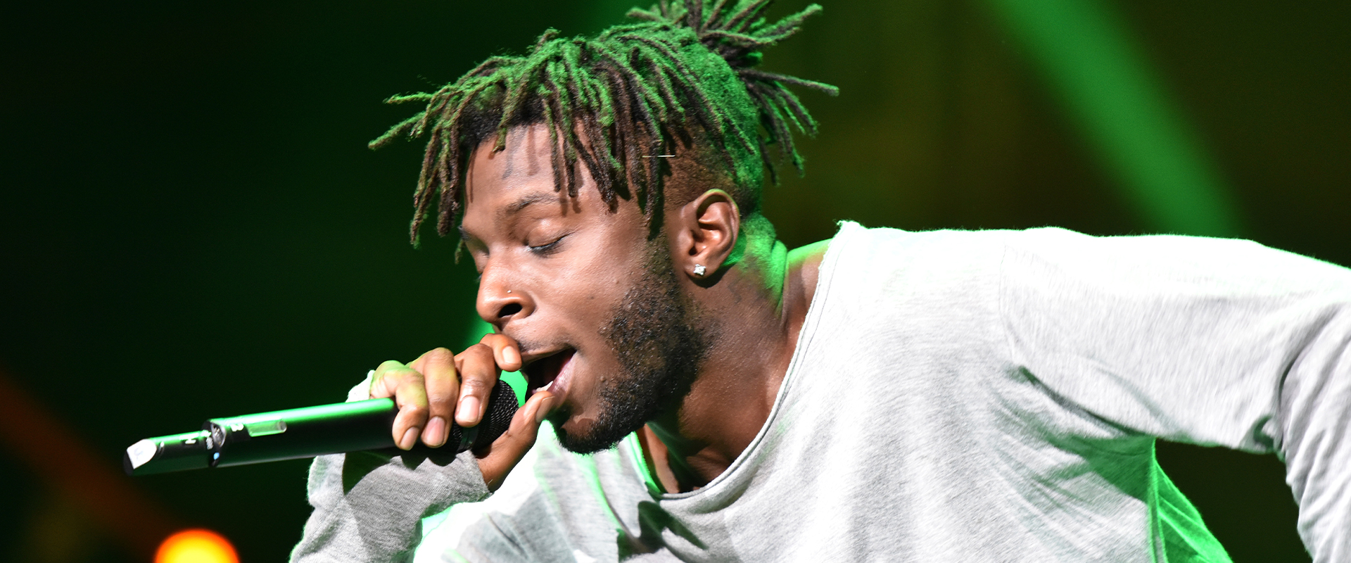 Isaiah Rashad performing