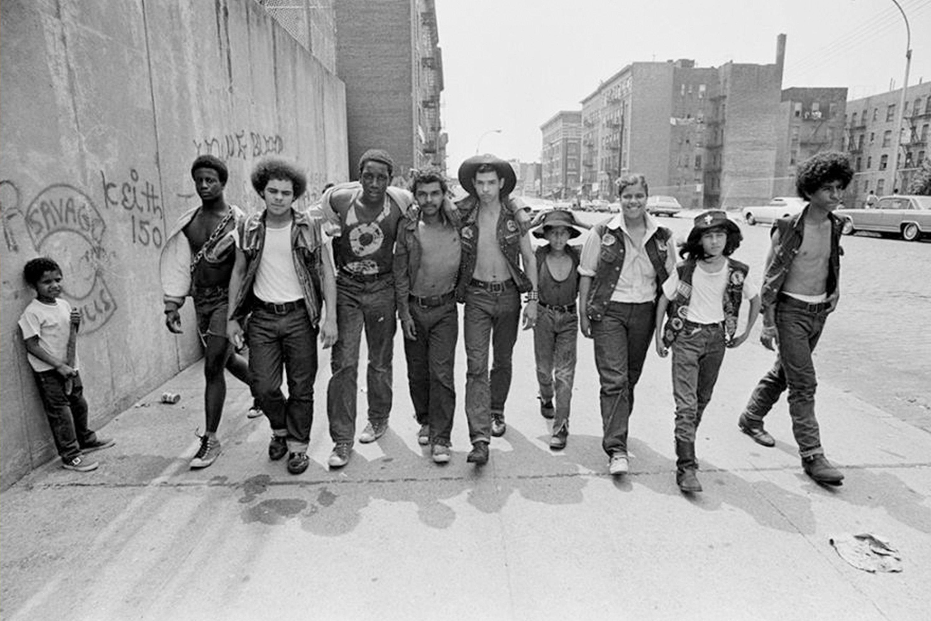 Boy gangs. The Bronx группа. Нью Йорк Бронкс 1970. Южный Бронкс в 70е. Нью Йорк гетто 70е.