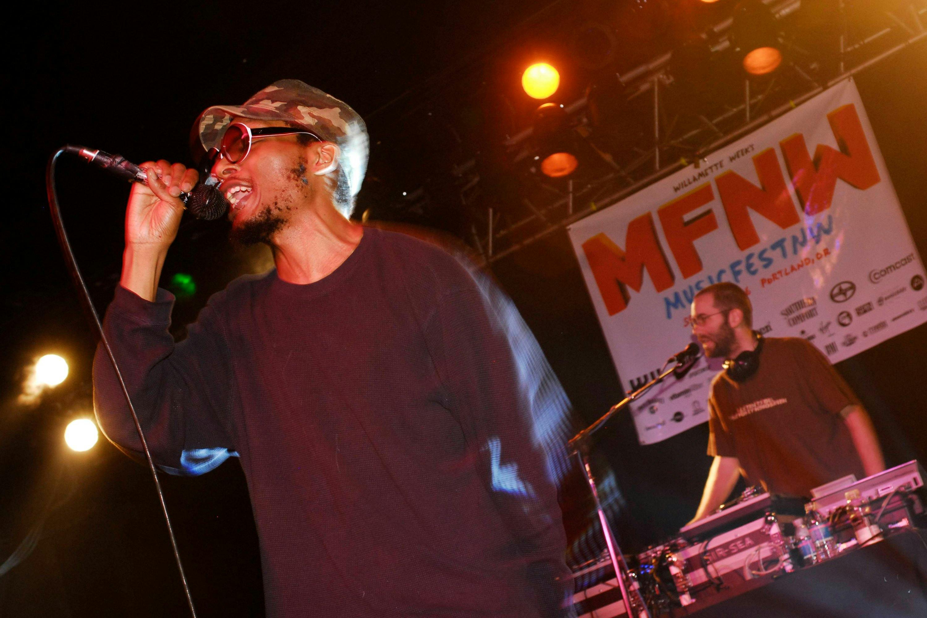Del Tha Funkee Homosapien performing on stage (Photo by Anthony Pidgeon/Redferns)