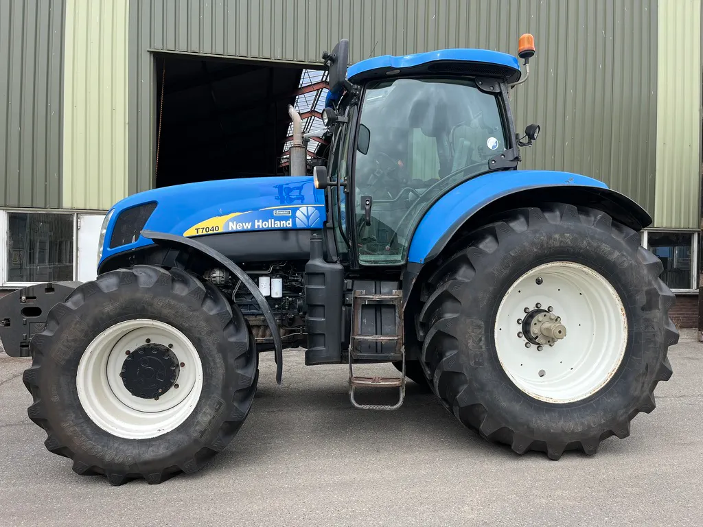 New Holland T7040