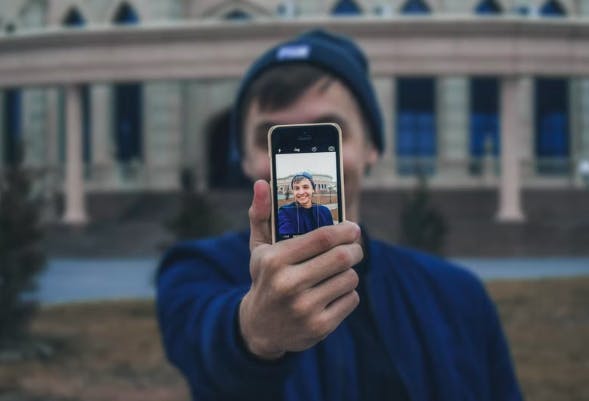 La camara de un dispositivo movil puede durar hasta 10 años con un uso continuo, por esta y otras razones comprar iPhone reacondicionado es la mejor opcion.