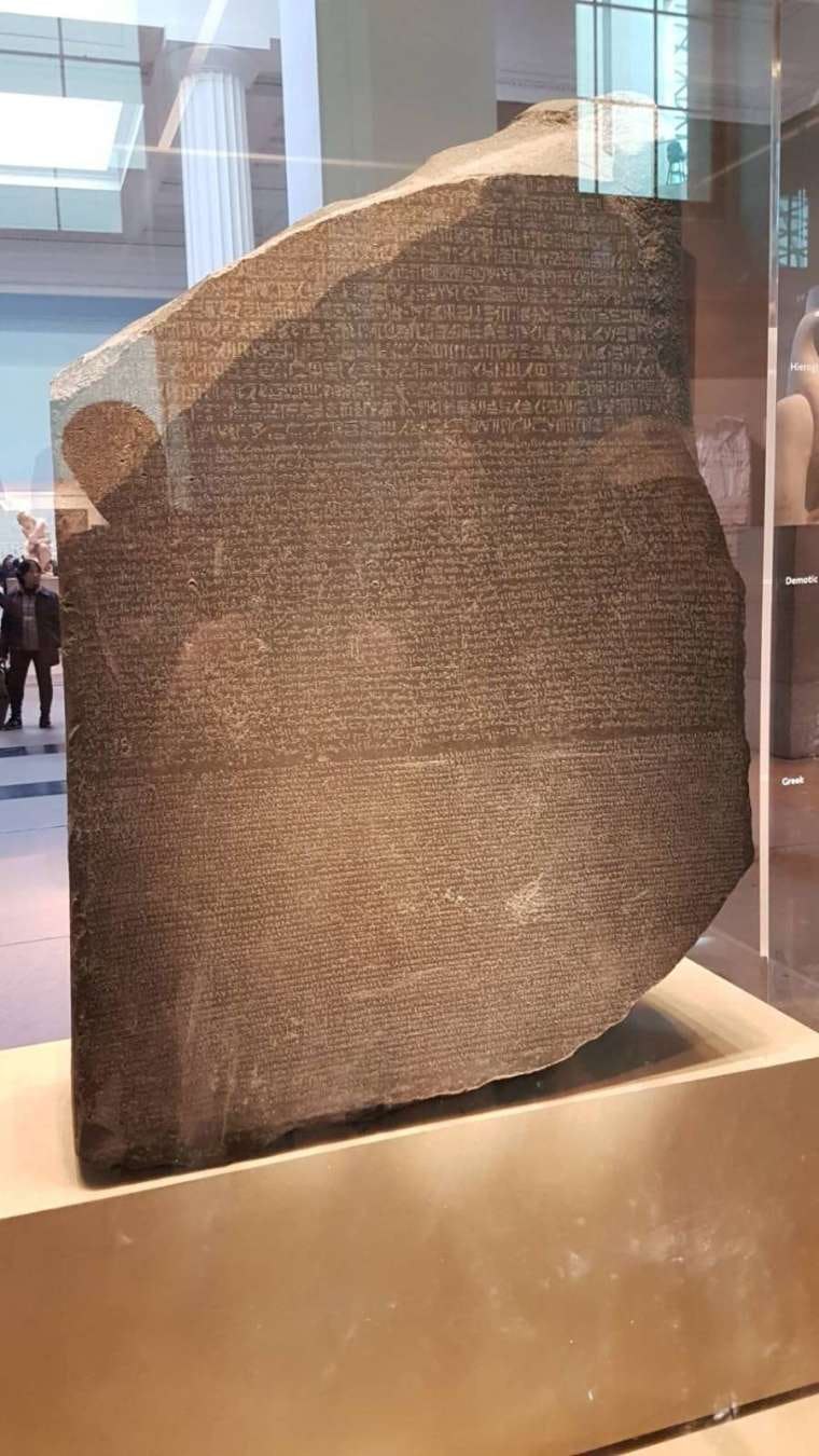 Rosetta AI 品牌 Logo 理念源自於羅塞塔石碑,暗喻解決困難的關鍵線索或工具