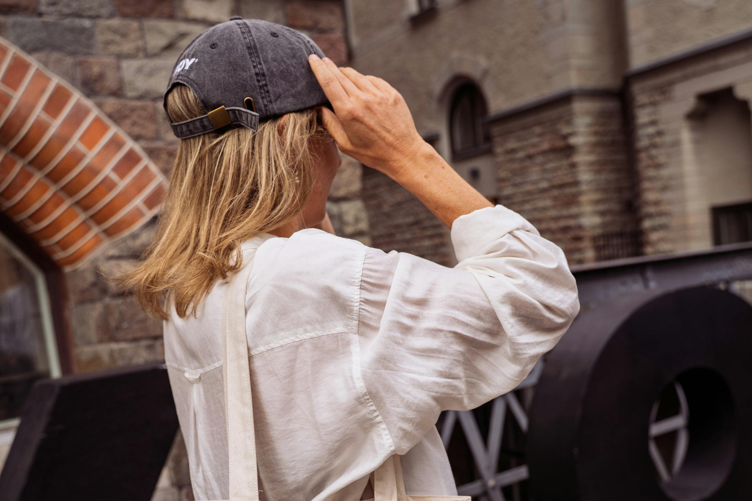 Roykeps framför roylogotypen