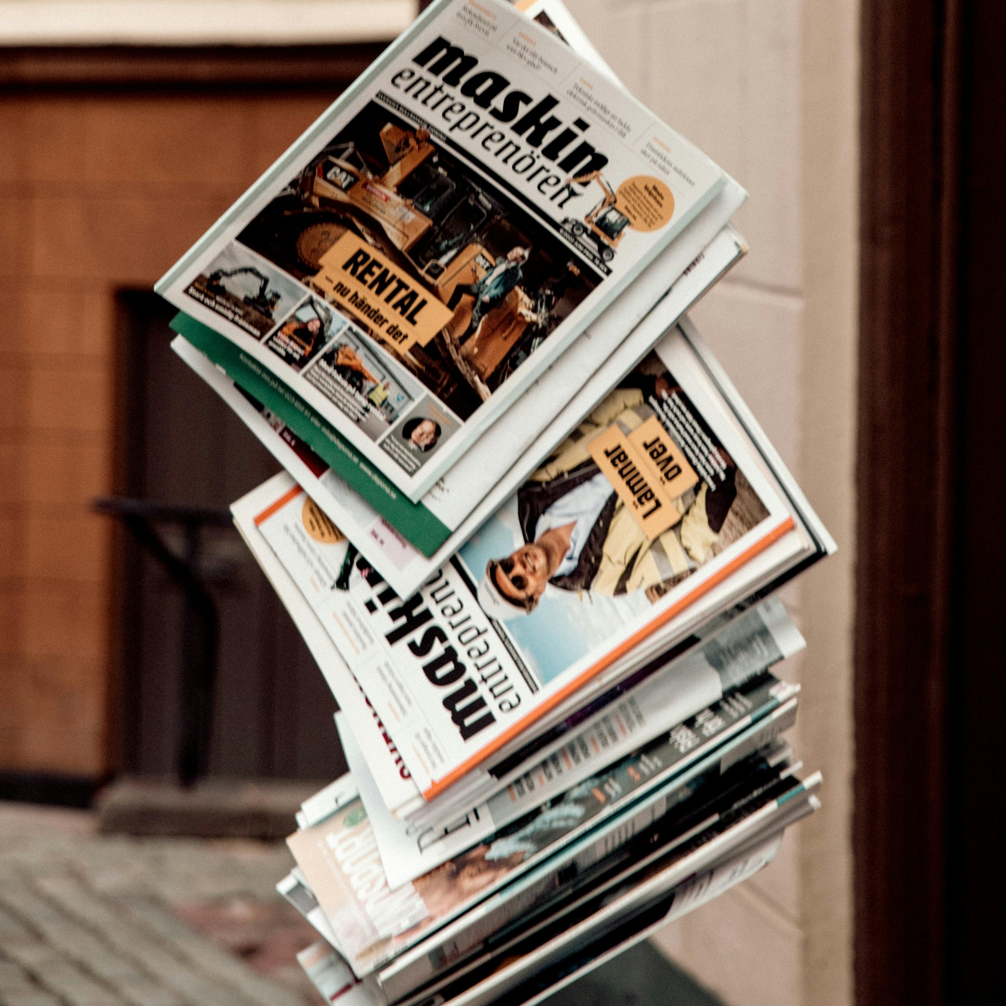 Blandade tidningar som faller