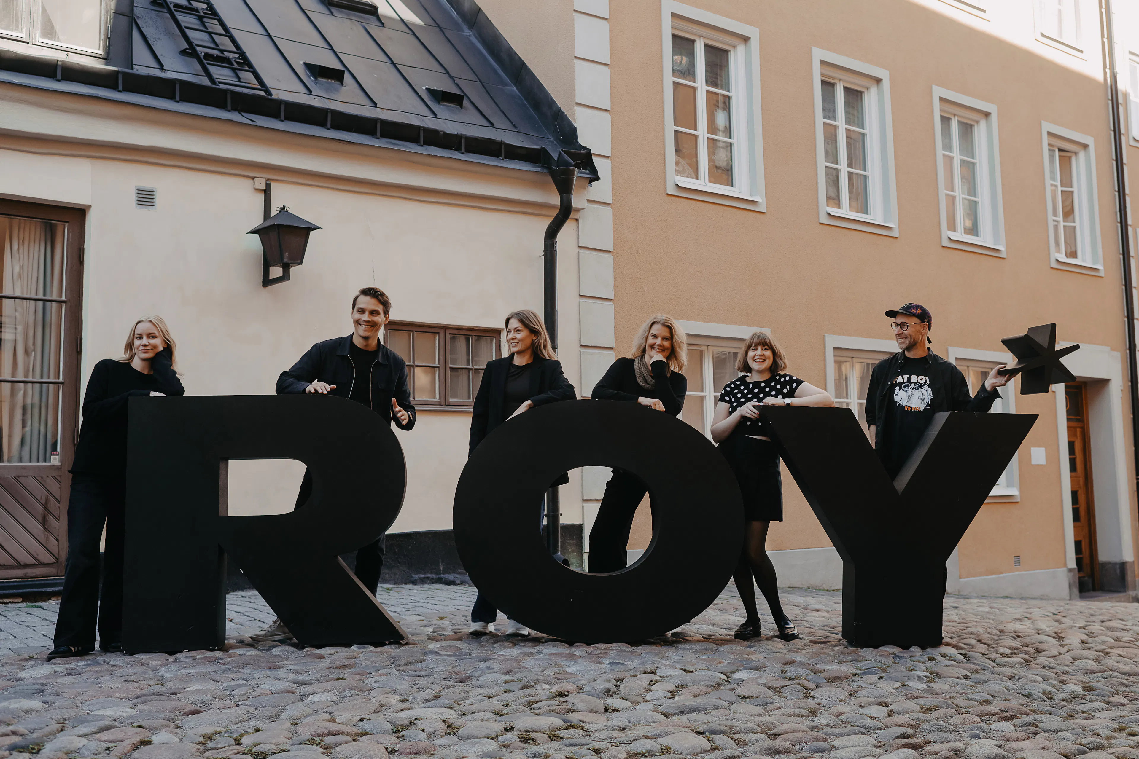 Teamet framför roy logo i stockholm