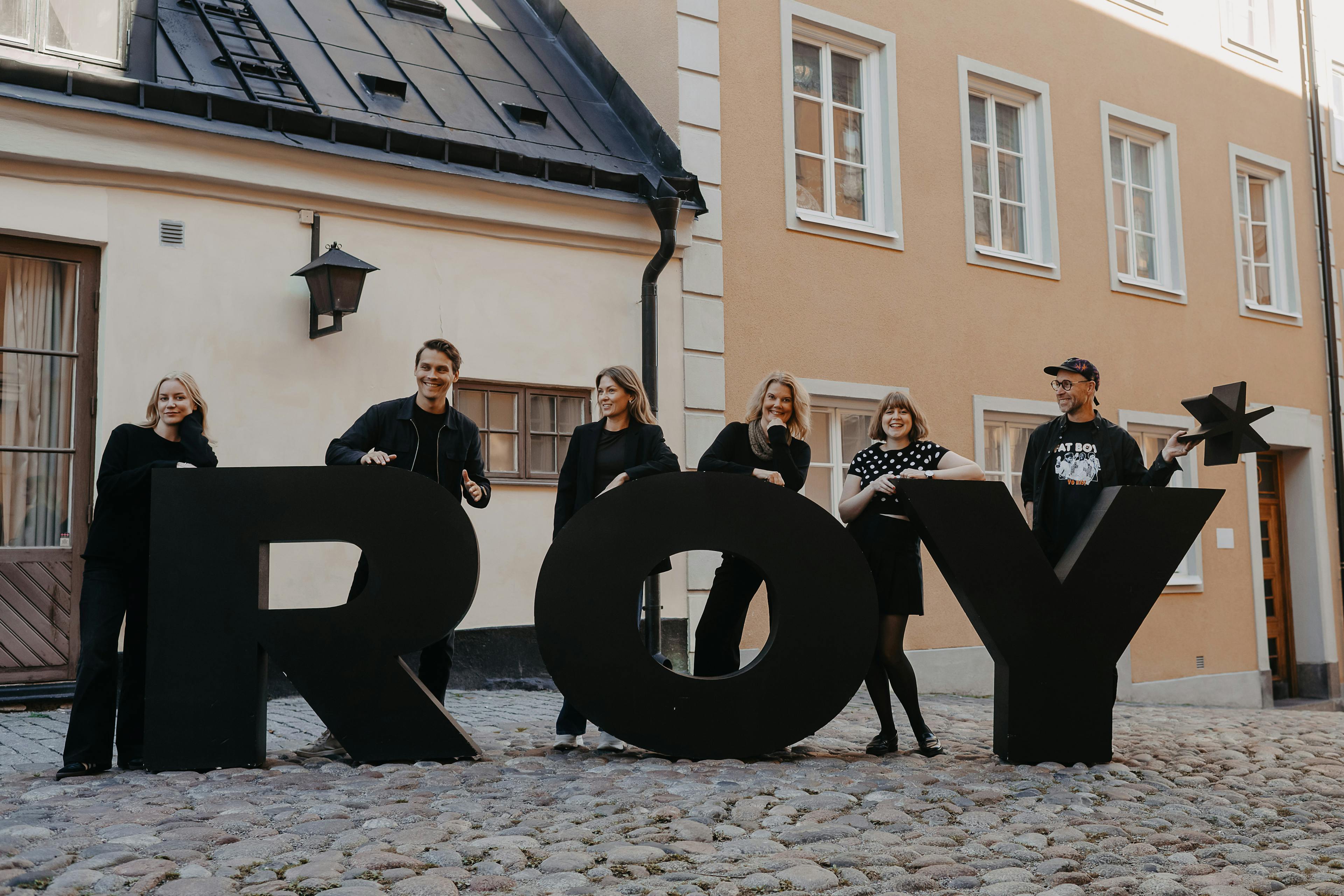 Teamet framför roy logo i stockholm