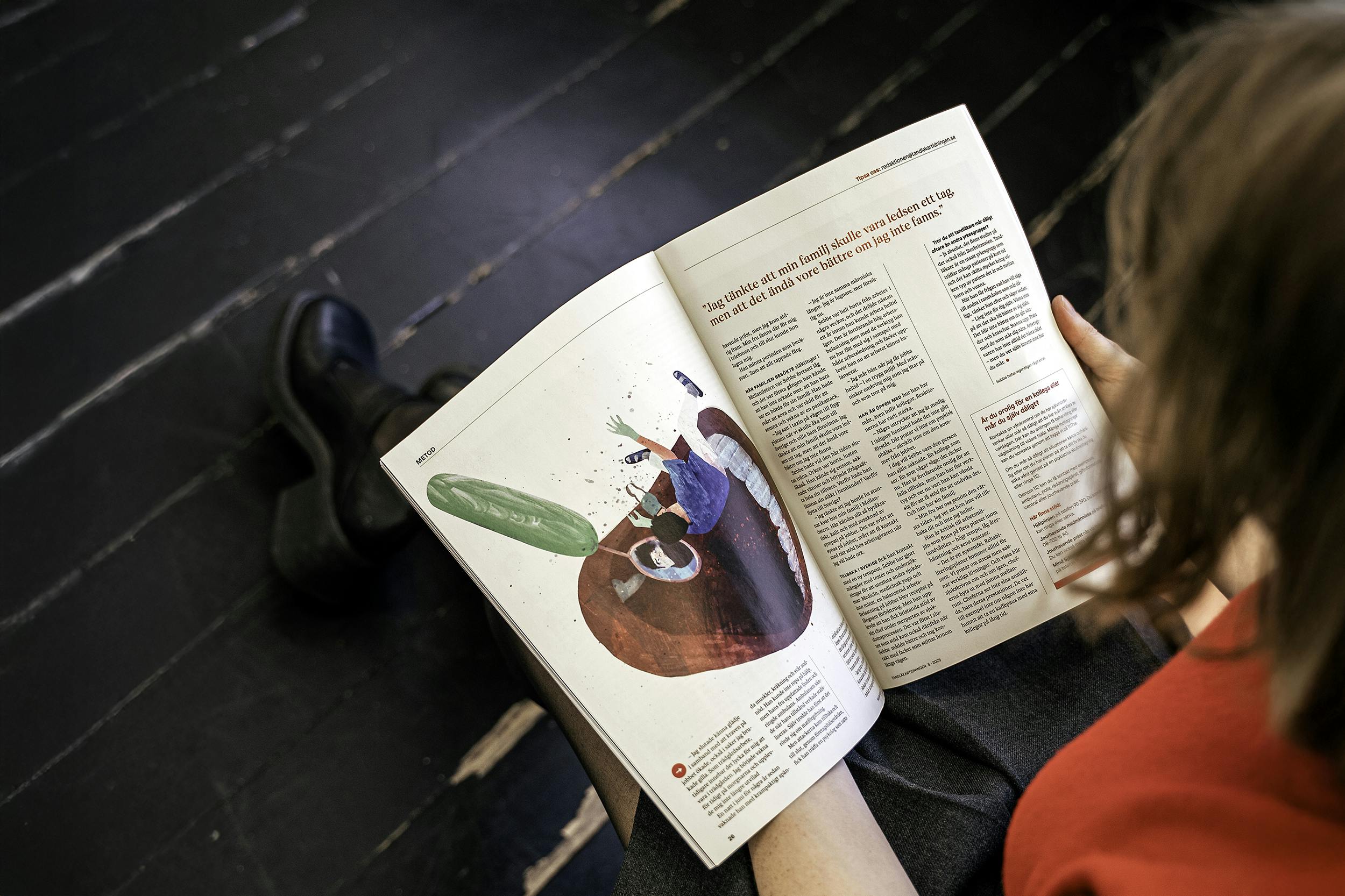 Person läser tidning som roy har designat och layoutat