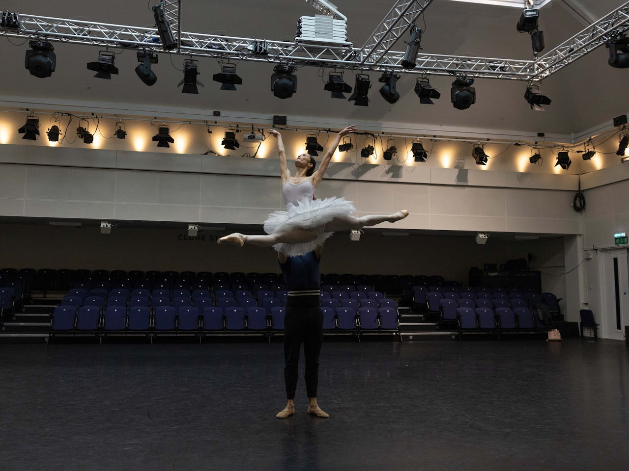Swan Lake: The Royal Ballet in rehearsal (2024)
