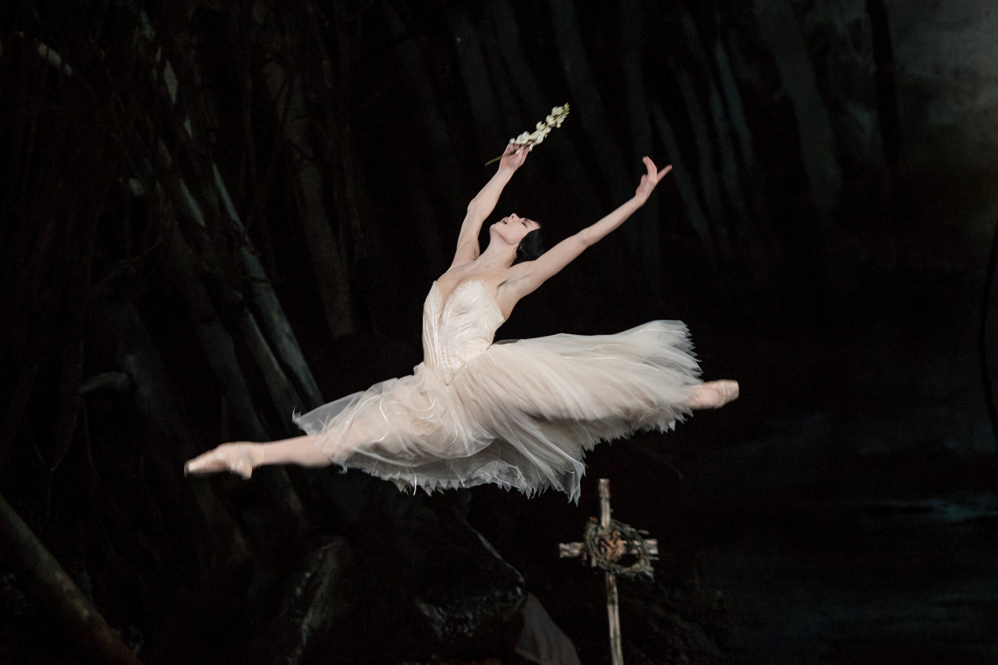 Natalia Osipova as Giselle in Giselle ©ROH_Bill Cooper, 2014