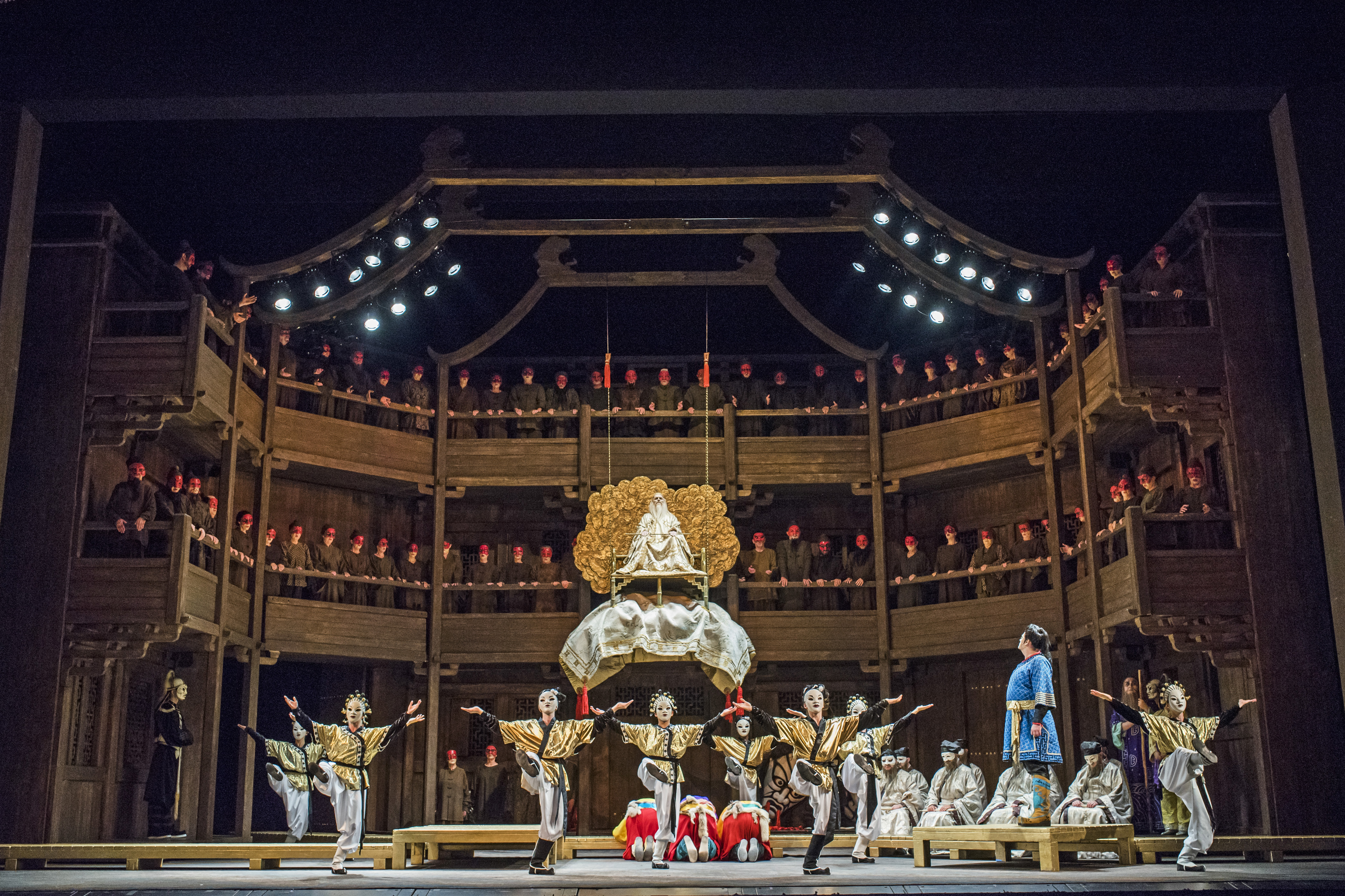 The cast of Turnadot perform in front of an audience at the Royal Opera House.