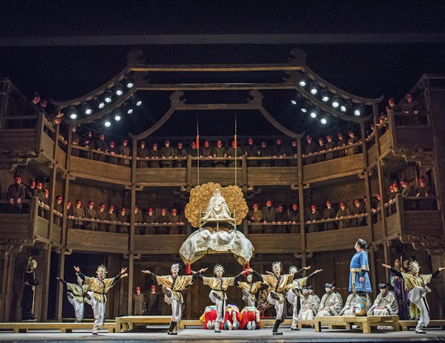 The cast of Turnadot perform in front of an audience at the Royal Opera House.