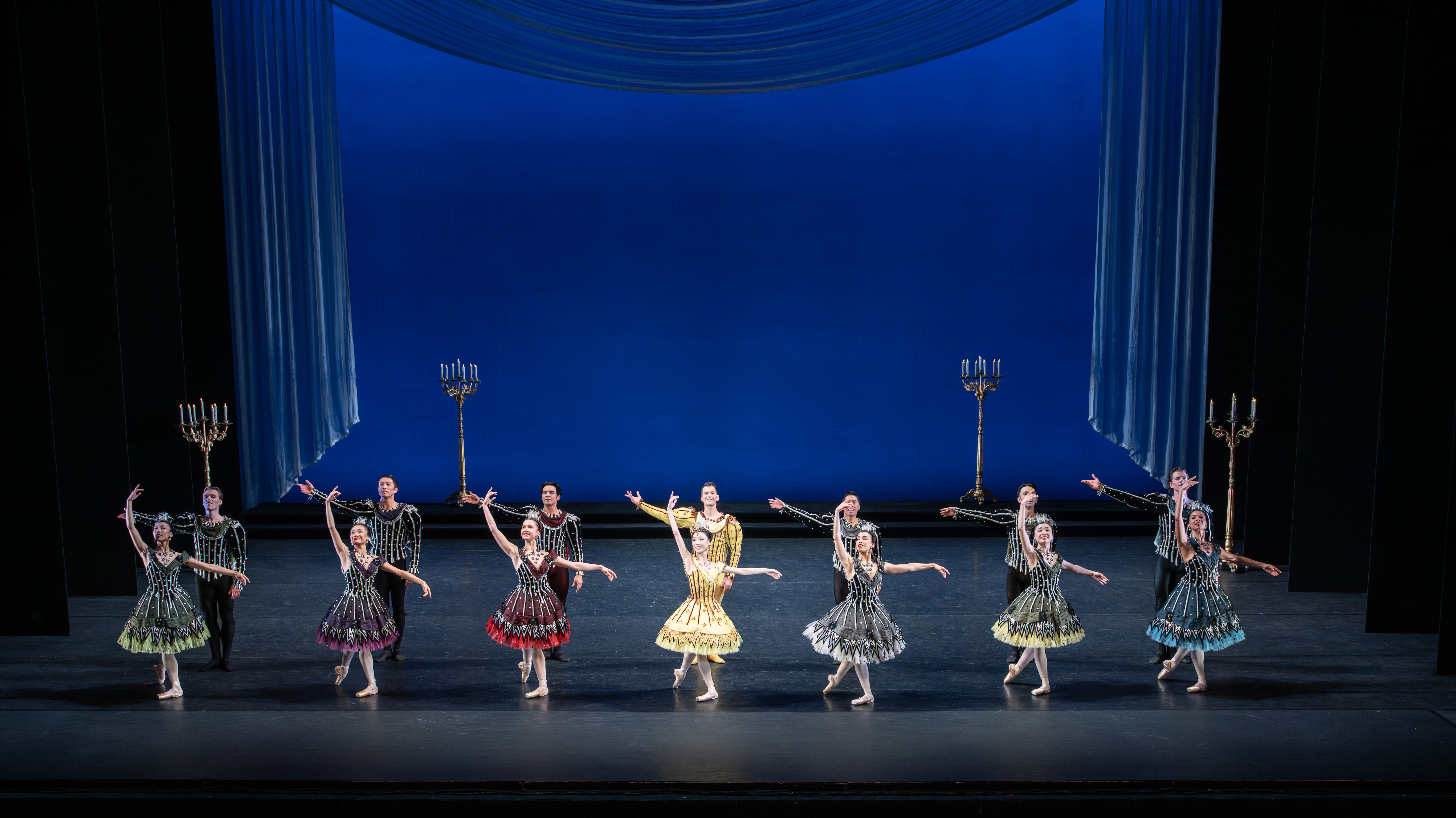 Momoko Hirata and Mathias Dingman with Artists of Birmingham Royal Ballet  © Johan Persson. (5 of 11)