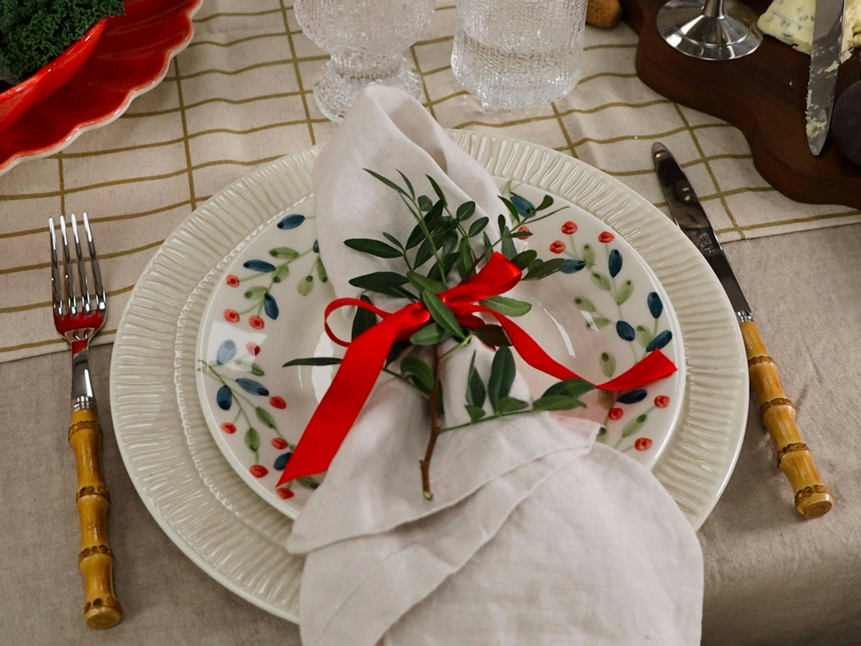 45 Christmas Table Decorations & Place Settings - Holiday Tablescapes