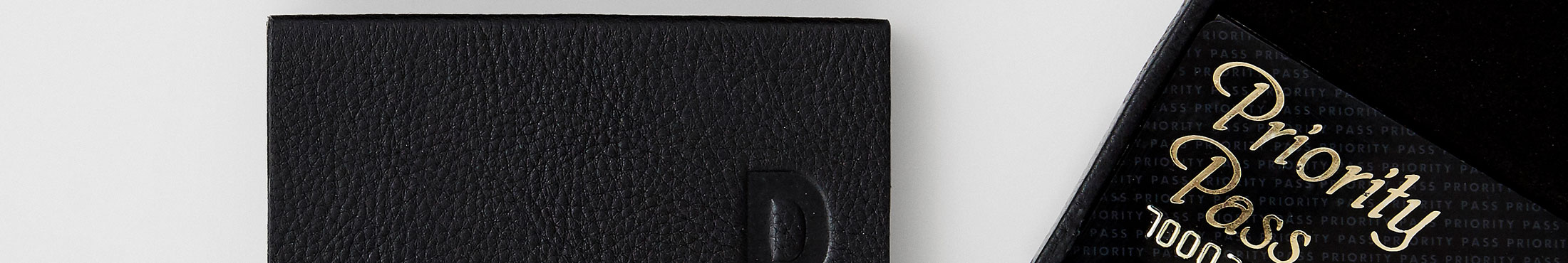 Få ordning på dina värdesaker med en plånbok eller korthållare med läcker design. Här hittar du ett brett sortiment med varierande storlekar och material.